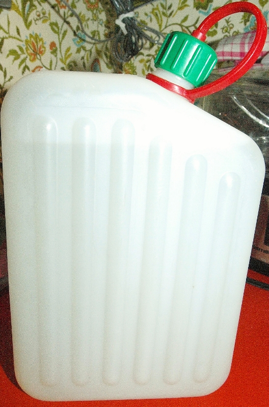 2 leter white water bottle wit red and green  stopper